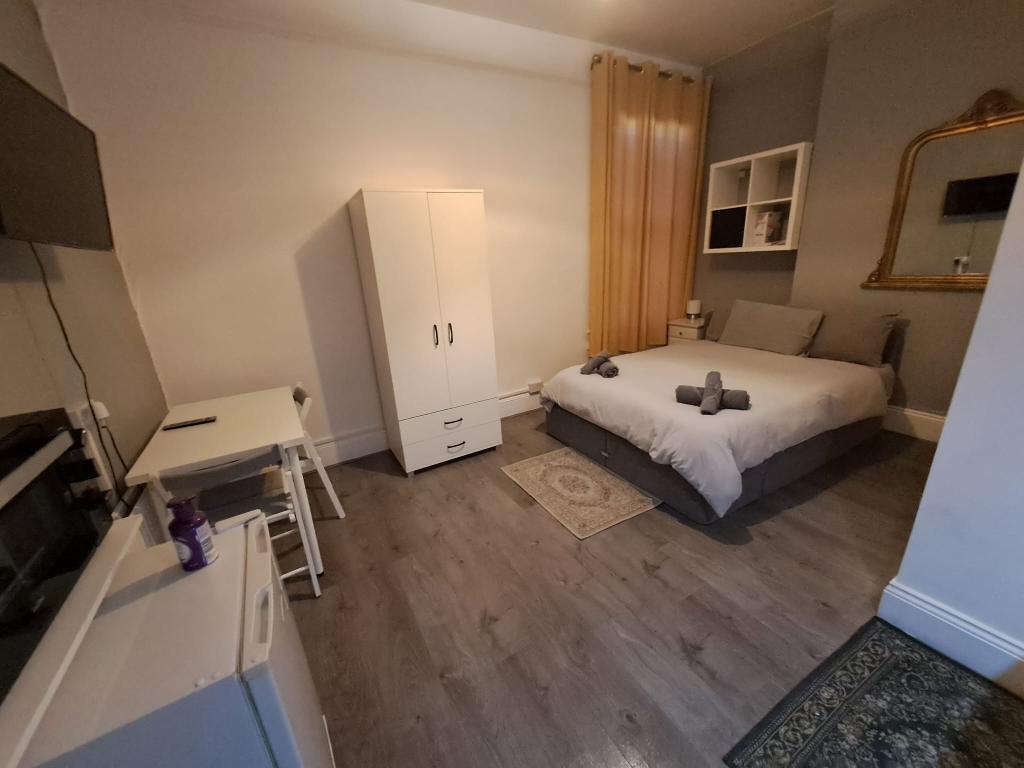 Finchley Road, London, NW11 8DL