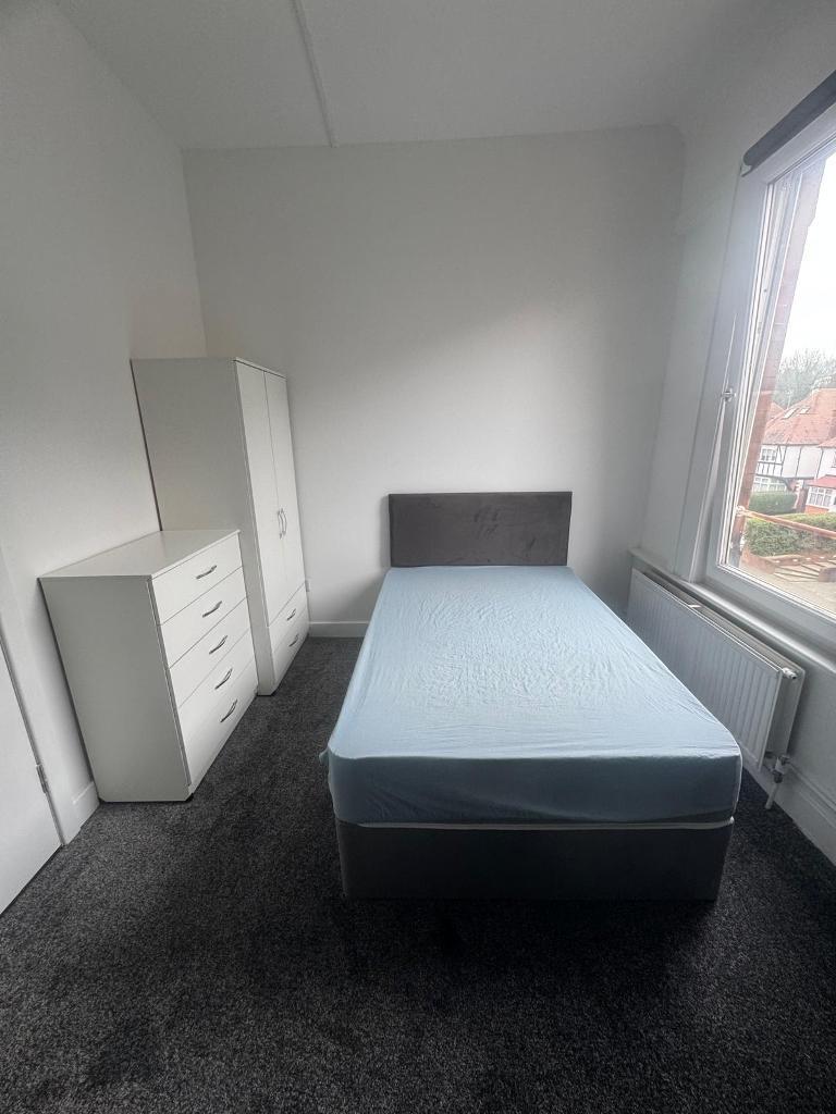 Finchley Road, London, NW11 8DL